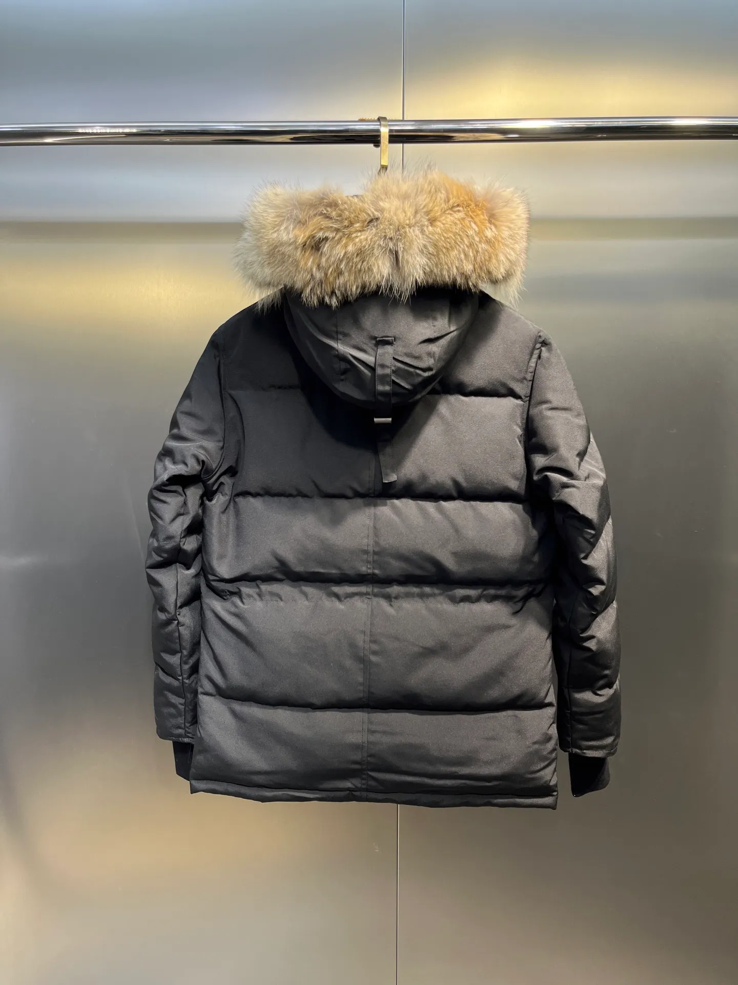P860 Canada Goose Canada # Expedition04 Parker, a treasure of Canadian origin! Limited supply worldwide! Canada Goose Model 04 is a top-notch couple model, polar cold-proof outdoor series fur collar detachable hooded parka down jacket, the first Goose in 2024. I hope my partners like the top quality, and I hope everyone can evaluate it together! The most popular cool items of the Big Goose family in 2024 are online. The same popular product of Yi Yang Qianxi is said to be a joint limited edition Big Goose that cannot be bought in autumn and winter. If you dislike the sameness of the Big Goose in the past, then this model will definitely give you a different experience! This year's most powerful couple's collection for autumn and winter is online, a top-notch luxurious ready-to-wear style, paired with an outdoor warm down jacket with great style and charm! The most standard and classic items of the Daye family in the past two years are equipped with unique reflective stripes for embellishment, which further shows the high-end fashion performance effect. With the embellishment of hardware buckles, it has excellent performance effect. The upper body is clean, simple and elegant, even for urban leisure. It is suitable for various occasions. Designed with large pockets, this model has a large capacity and is equipped with reflective stripes, making it safer at night. It is suitable for various adventure activities. It is made of windproof and waterproof technical materials. The interior is filled with full white duck down, which is absolutely cold-proof and warm. It also has a stand-up collar design and fine fluff at the collar, with meticulous attention to detail! The charm of this model is also more spiritual, and the upper body has more temperament and specifications. It perfectly shows the ultra-high standard of fashionable performance of this model, integrating outdoor and life, and you can even create high-street wear! The most pinnacle limited-edition goose that we have presented so far, both in terms of design and detailed materials, it is completely outstanding. The grand and evergreen version design is matched with cool reflective elements. The overall appearance can be said to be quite high, and it has that kind of powerful outdoor performance! It combines high-end casual attributes with high-street style. It is high-grade, domineering, warm, and beautiful. The visibility of the upper body is quite strong, and the configuration of the owl element is highly brand-recognizable. It fully complements the overall brand performance and visual effects, and also has the high-end sense of fashion and fashionable performance. It is a must-buy product because it is the most awesome down brand on the planet and one of Canada's three national treasure brands. It is also a sentimental down luxury brand. In the field of polar cold-proof clothing, Goose has made an irreplaceable contribution... Size: xs s m l xl